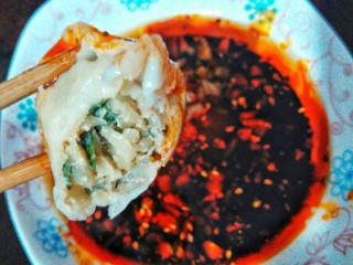 大肉土豆饺子,沾着香辣汁子，美味自在不言中。