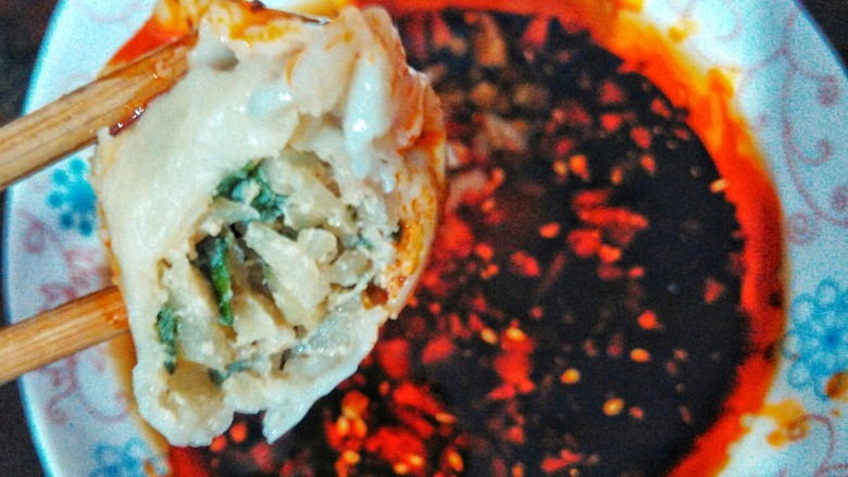 大肉土豆饺子,沾着香辣汁子，美味自在不言中。
