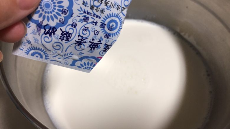 可以倒扣的自制老酸奶（面包机版）,倒入酸奶菌粉搅拌均匀。