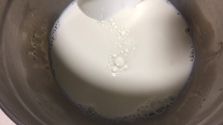 可以倒扣的自制老酸奶（面包机版）,搅拌均匀，要多搅一会 ，一定要把糖和菌粉搅拌融化。