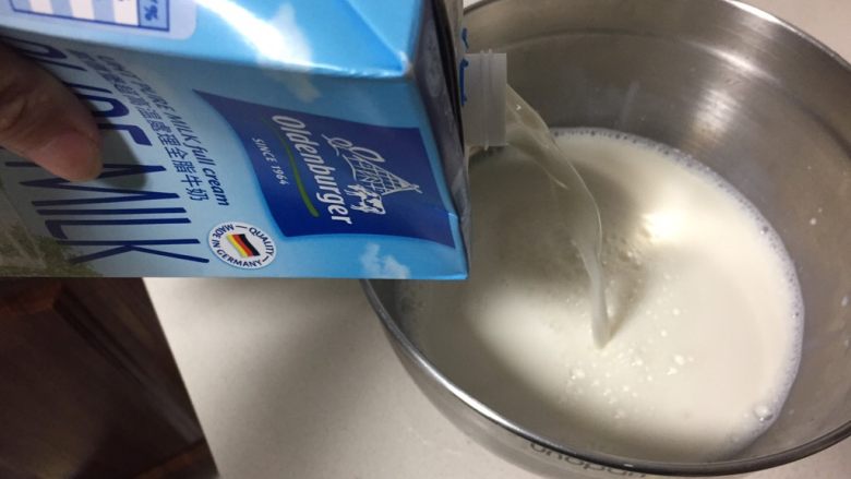 可以倒扣的自制老酸奶（面包机版）,牛奶倒三分之一加进细砂糖在盆里。