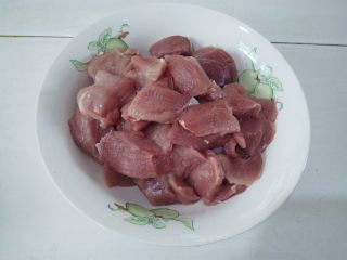 自制肉松（面包机版）,猪里脊肉去除筋膜，切成2-3厘米方块