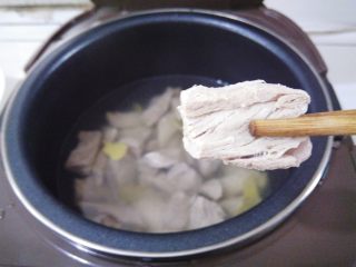 自制肉松（面包机版）,电饭煲里放入没过肉块的水，再放入生姜和八角，煮1小时