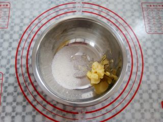 紫菜肉松鸡蛋卷,取一只干净的盆子放入切小块的黄油和白砂糖