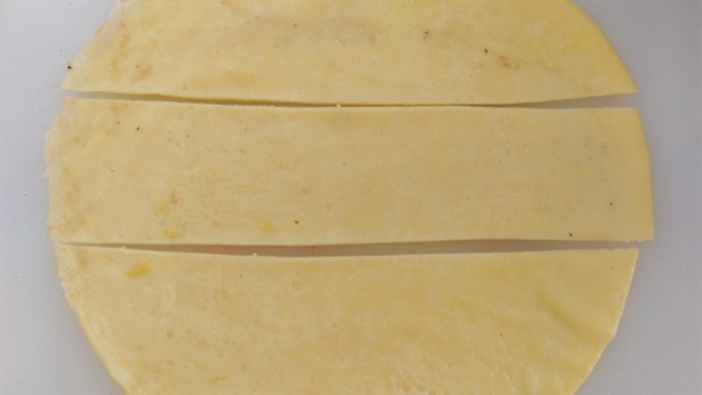 紫菜肉松鸡蛋卷,蛋饼切成5cm宽度，上下的2张修去多余的边角