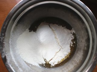 鸡尾酒戚风蛋糕,然后在将低筋面粉也过筛到盆子里