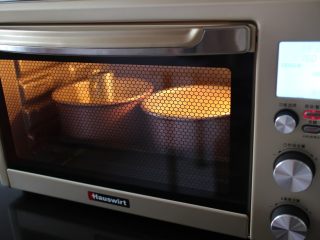 鸡尾酒戚风蛋糕,送入烤箱中下层，160度烤三十分钟后 在转155度烤十分钟。（温度仅供参考）