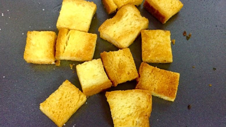 法式焦糖鸡蛋布丁➕面包布丁,吐司切小块，锅里放入黄油将吐司粒炒香