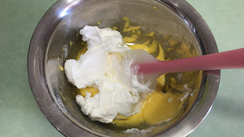 手指饼干,取一半蛋白霜倒入蛋黄糊中。