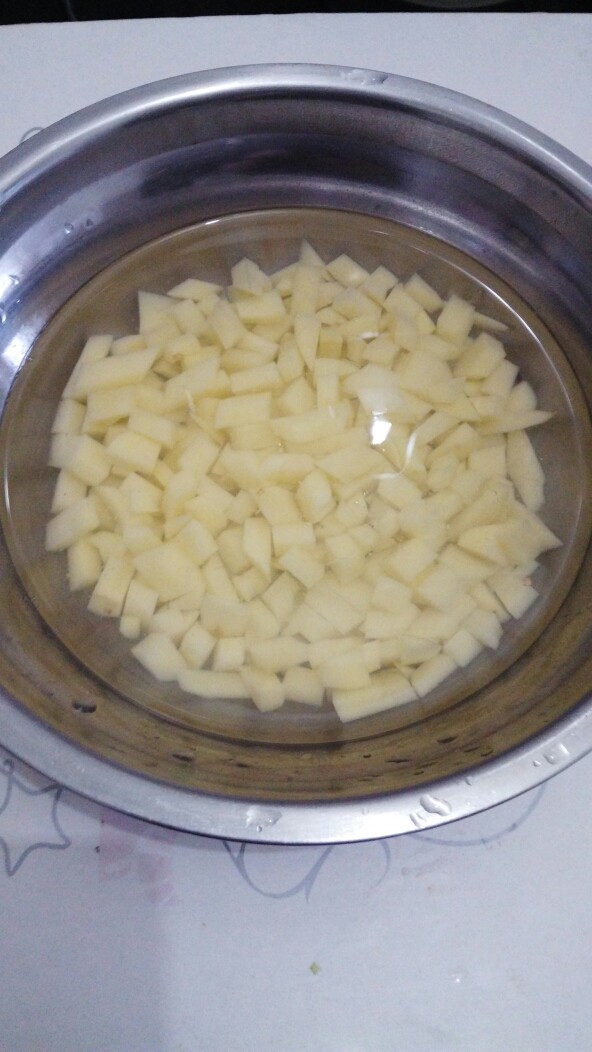 #健康酱麯#(创建于6/6~2017),土豆切丁，在盐水中浸泡片刻，备用。