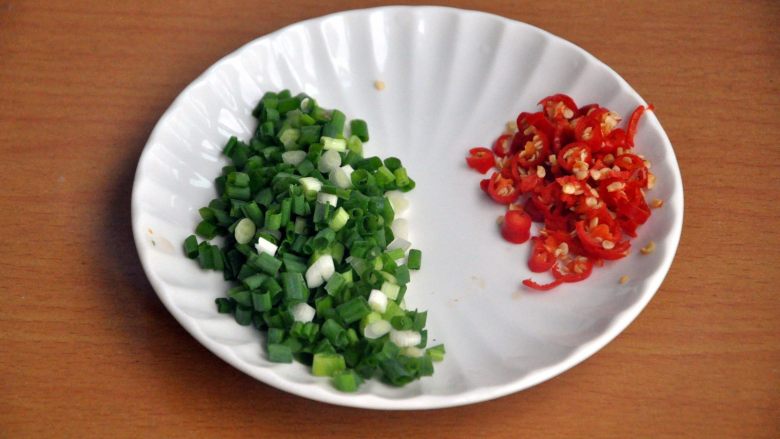 龙须凉面,准备葱花和小米辣，放不放辣椒，根据自己的喜好。