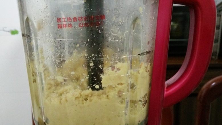 姜枣膏,2.将生姜切块放入破壁机内搅碎（如果有原汁机还省事）
