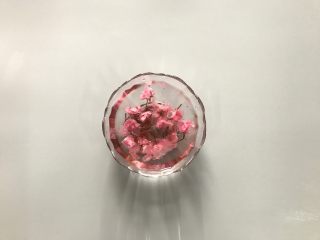 樱花天使纸杯蛋糕,盐渍樱花温水泡开出除盐份。