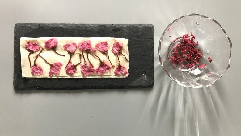 樱花天使纸杯蛋糕,用纸巾控干水分，留出12朵作装饰用，其余切碎备用。
