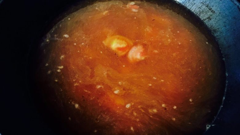 西红柿鸡蛋炝汤面,填水，我填了两大碗水，然后等待水沸腾