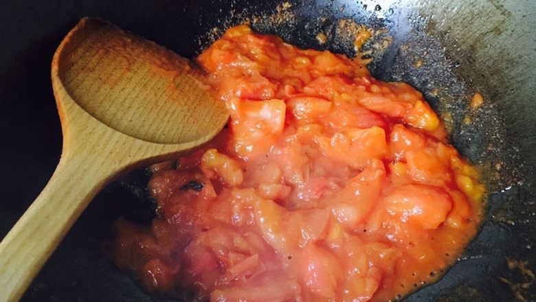 西红柿鸡蛋炝汤面,一直炒，炒到这个样子，有点像番茄酱为止。