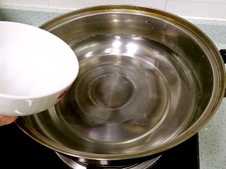 瑶柱冬瓜海带汤,往汤锅里倒入5碗清水。