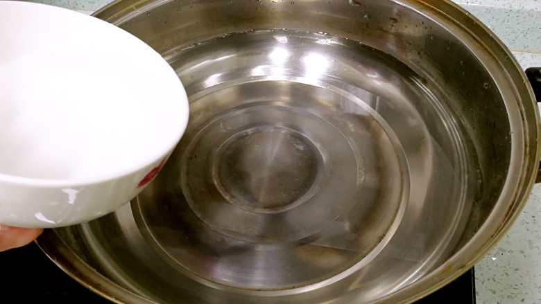 瑶柱冬瓜海带汤,往汤锅里倒入5碗清水。