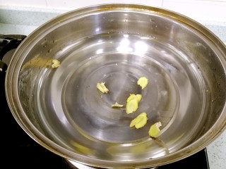 瑶柱冬瓜海带汤,放入姜片，煮沸。