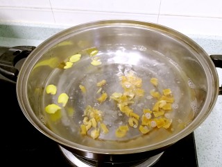 瑶柱冬瓜海带汤,加入瑶柱和海米，小火煮10分钟。