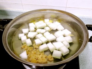 瑶柱冬瓜海带汤,开大火，倒入冬瓜，煮沸后小火煮10分钟。