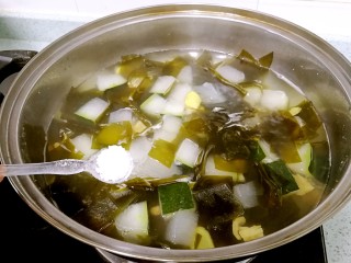 瑶柱冬瓜海带汤,加2小勺盐。