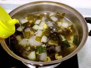 瑶柱冬瓜海带汤,倒入少许食油，拌匀。