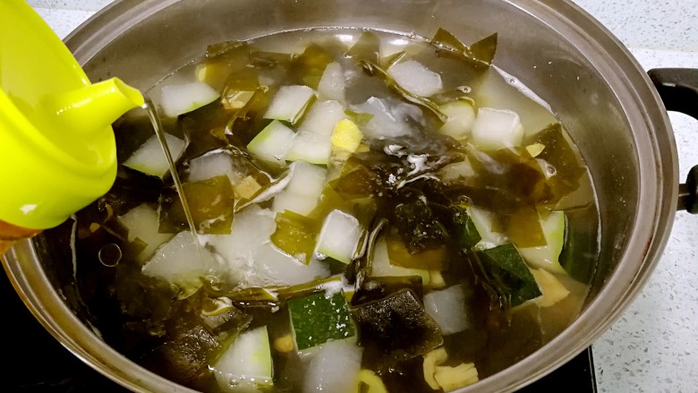 瑶柱冬瓜海带汤,倒入少许食油，拌匀。