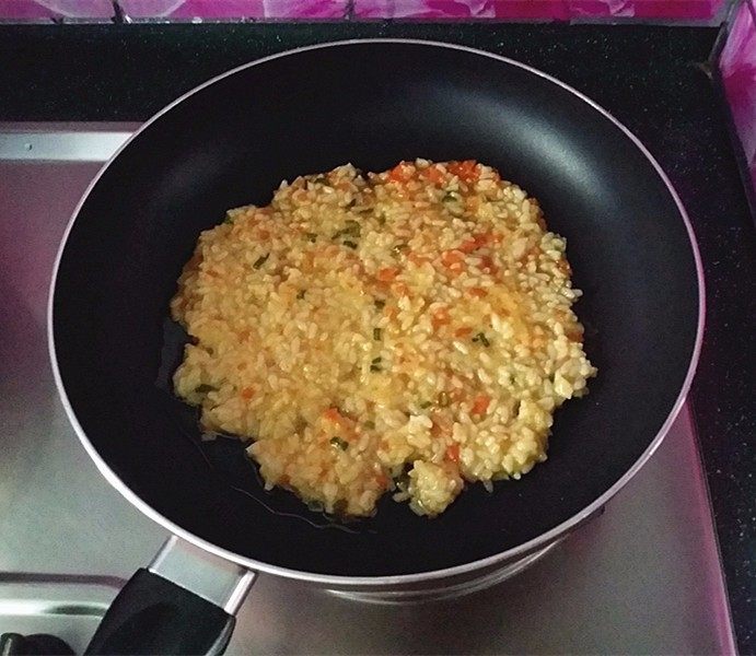 鸡蛋米饭饼,拌好的米饭糊倒入热油锅里