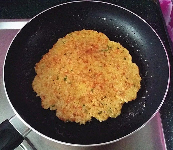 鸡蛋米饭饼,中小火慢煎、两面煎黄煎熟透关火