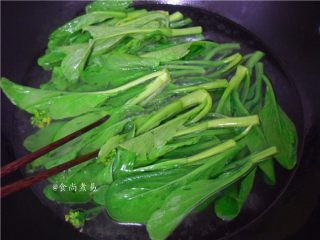 白灼菜心,锅中水再次烧开的时候，用筷子拌一下菜心，约煮3分钟后快速捞起