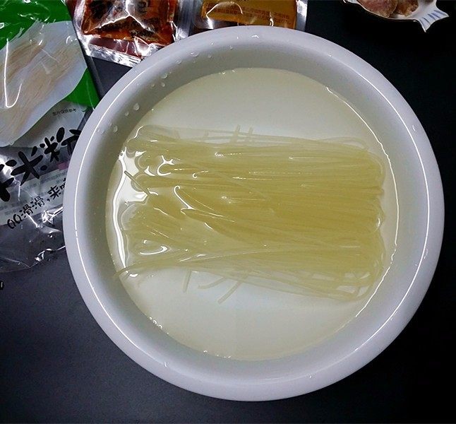 柳州螺蛳粉,取出干米粉放入凉水浸泡10分钟左右