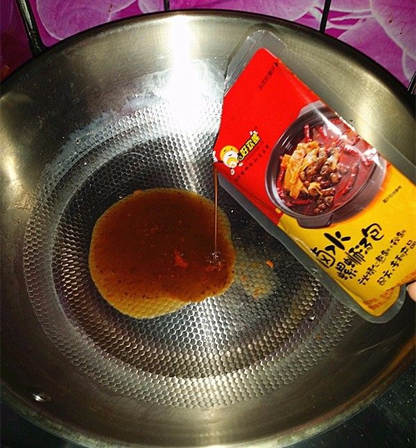 柳州螺蛳粉,另起锅倒少许开水，再加入酸醋包和卤水螺蛳汤包等调料