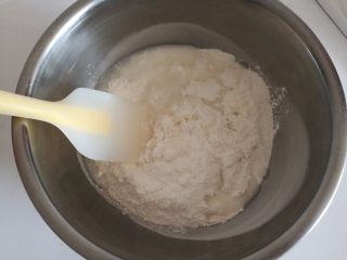 冰皮月饼,1.月饼粉放入温水，用刮刀混合