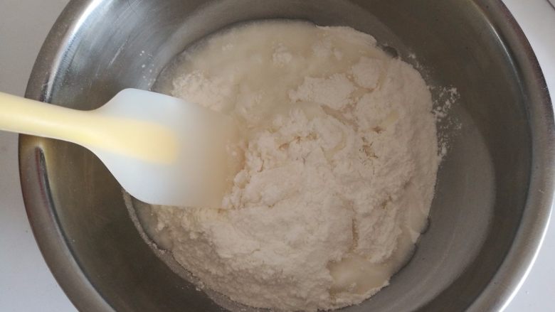 冰皮月饼,1.月饼粉放入温水，用刮刀混合