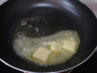 冰皮月饼,7.黄油放入锅中融化