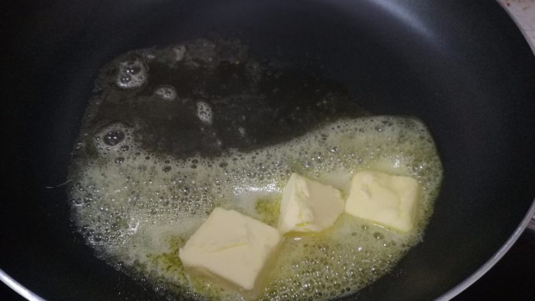 冰皮月饼,7.黄油放入锅中融化