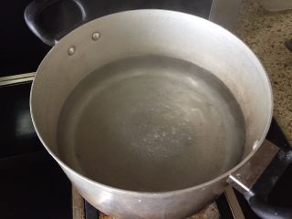 牛肉手擀面,取一个煮锅，放入凉水和少许盐；