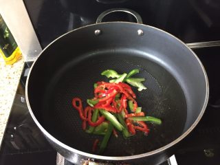 牛肉手擀面,热锅，放入少许的油，然后再放入青红椒；