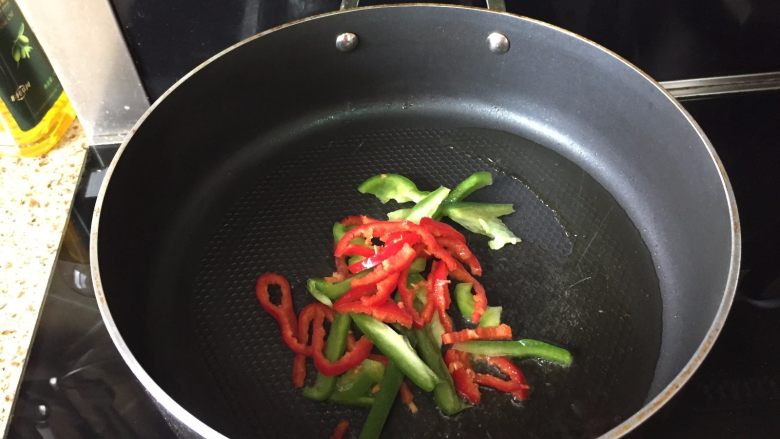 牛肉手擀面,热锅，放入少许的油，然后再放入青红椒；