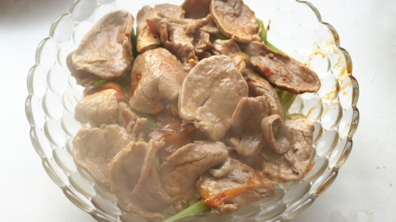 水煮肉片,先把肉片捞出放在菜上面。