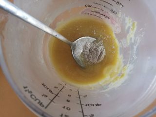 棒棒糖蛋糕,14.撒入银粉，银粉很少，所以要控制好量，巧克力少放点，金粉多点