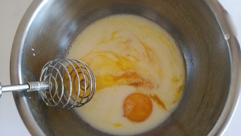 彩虹蛋糕,2.蛋黄加入15克白砂糖，再加入混合好的液体，搅拌均匀
