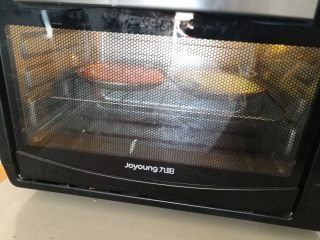 彩虹蛋糕,13.放入预热好的烤箱，170度，25分钟