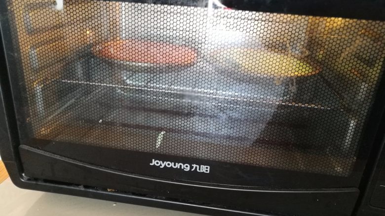 彩虹蛋糕,13.放入预热好的烤箱，170度，25分钟