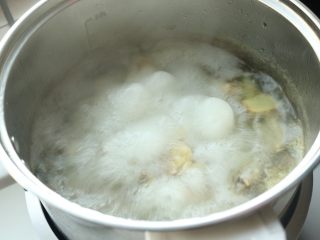 红油鸡爪,鸡爪很容易熟，不需要煮太久。