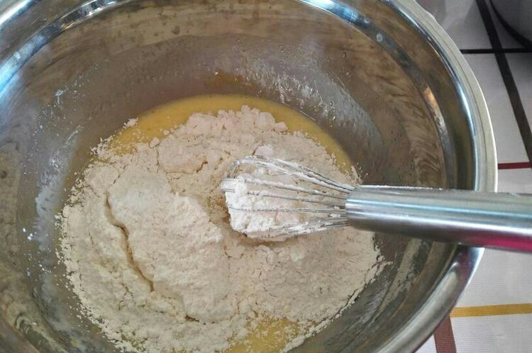 甜甜圈蛋糕,将低粉，盐，泡打粉加入，搅拌到无颗粒状态。