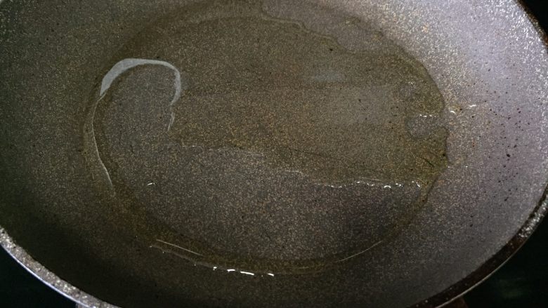 土豆丝煎饼,


热锅，放入少许油，晃动锅，让油沾满锅底；
