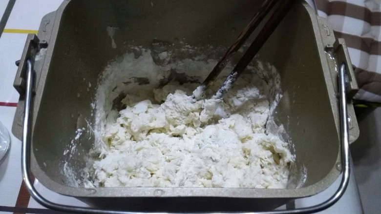 日本牛奶卷,将A里面的材料全部放入面包机，用筷子稍微搅拌，先揉20分钟。
