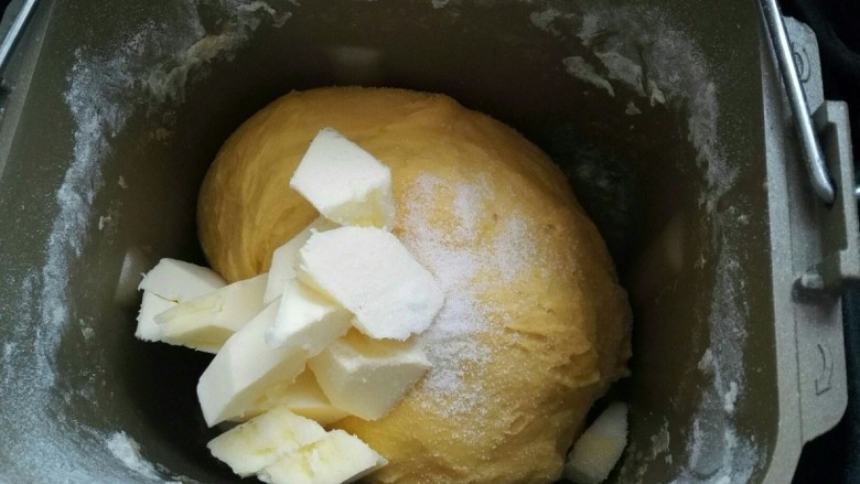 日本牛奶卷,然后再放入黄油，盐继续揉15分钟。